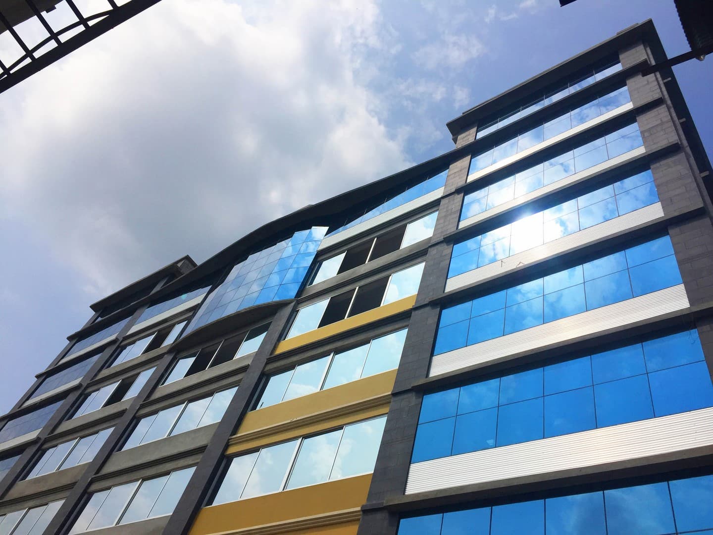 Exterior view of the Mamun Knitwear Ltd. factory building